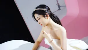 谭松韵立体花朵裙优雅写真图片_3