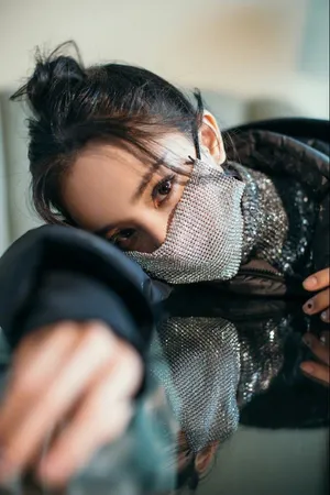 杨幂金光闪闪性感妩媚优雅写真