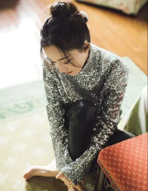 杨幂金光闪闪性感妩媚优雅写真_6