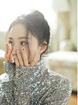杨幂金光闪闪性感妩媚优雅写真_7