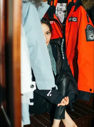 杨幂金光闪闪性感妩媚优雅写真_8