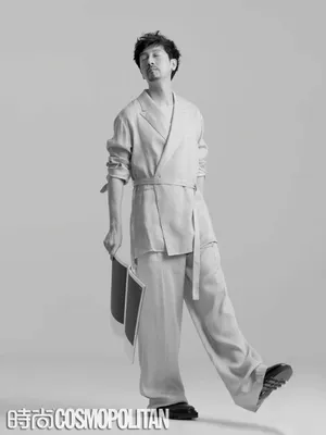 张鲁一慵懒俏皮黑白内页写真图片