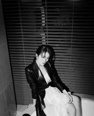 杨幂一袭精致裙装性感耀眼写真