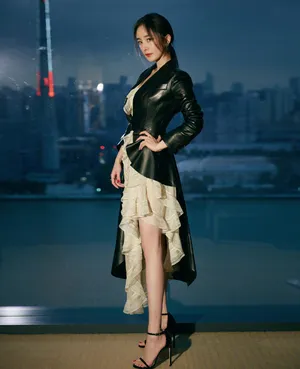 杨幂一袭精致裙装性感耀眼写真_6