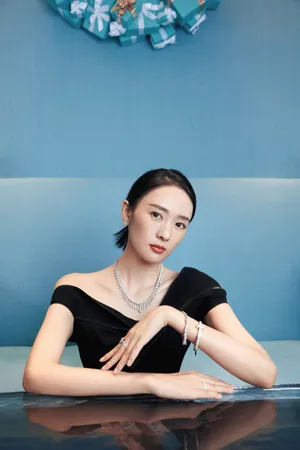 童瑶露肩黑衣性感写真图片_5