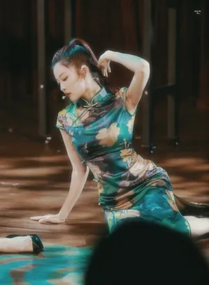 性感美女孙芮舞台照性感写真_5