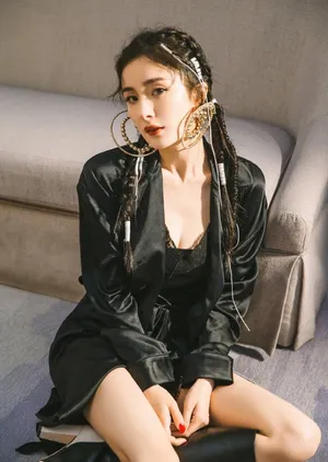 杨幂性感火辣时尚写真