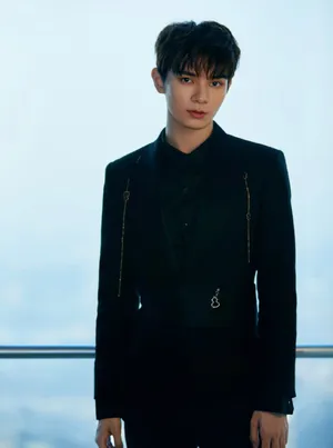 帅气明星何昶希时尚写真图片_1