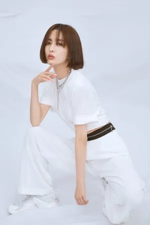 性感女神佟丽娅妩媚优雅写真_5