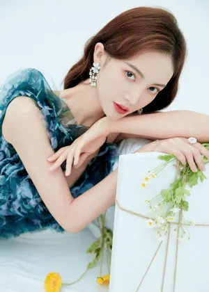 金晨蓝色花朵裙优雅写真图片_2