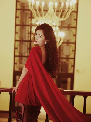 杨幂修身红裙妩媚性感写真图片_1