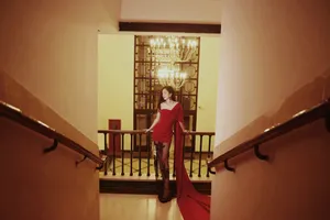 杨幂修身红裙妩媚性感写真图片_1