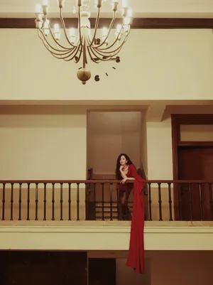 杨幂修身红裙妩媚性感写真图片_2