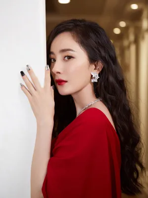 杨幂修身红裙妩媚性感写真图片_3