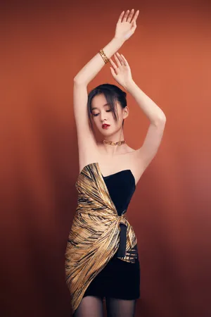 乔欣黑丝抹胸裙性感写真图片_1
