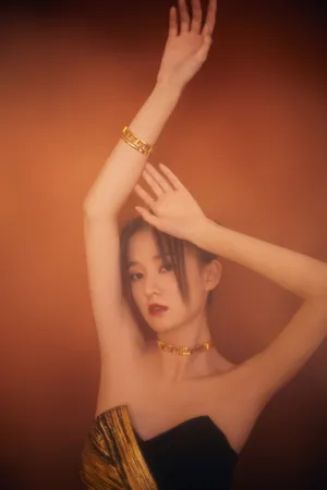 乔欣黑丝抹胸裙性感写真图片_2