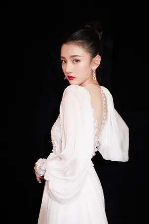宋祖儿露背白色长裙仙气写真图片_3