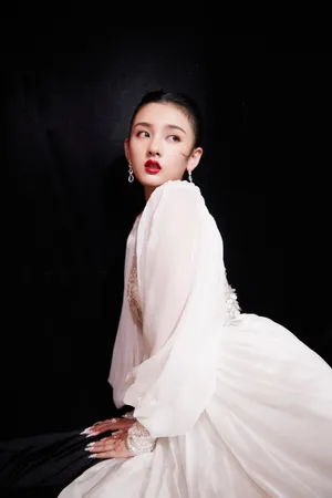 宋祖儿露背白色长裙仙气写真图片_4