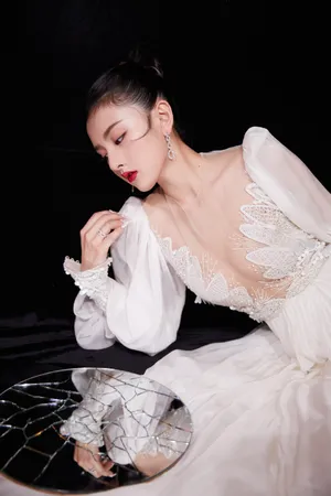 宋祖儿露背白色长裙仙气写真图片_5