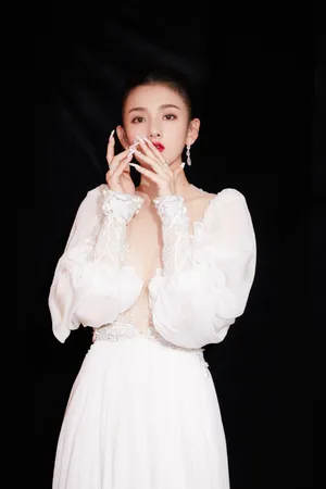 宋祖儿露背白色长裙仙气写真图片_8