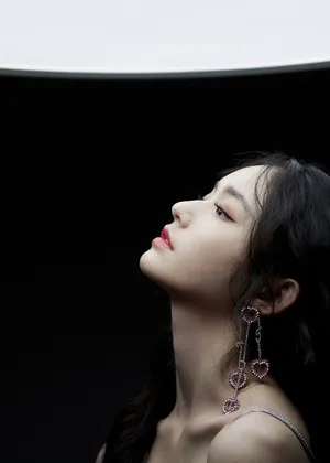 林允吊带粉裙性感浪漫写真图片_4