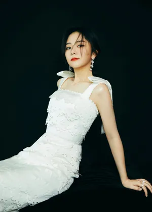 谭松韵MAHB时尚先生盛典性感写真