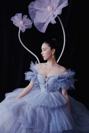 阚清子抹胸蛋糕裙浪漫写真图片_3