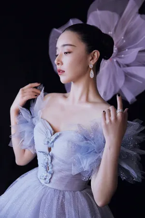 阚清子抹胸蛋糕裙浪漫写真图片_5