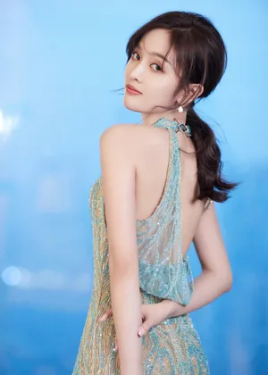 吴宣仪刺绣礼服轻熟性感写真图片_1