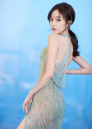 吴宣仪刺绣礼服轻熟性感写真图片