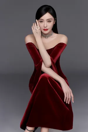 秦岚丝绒红裙性感妩媚写真图片