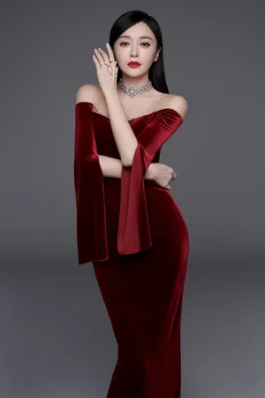 秦岚丝绒红裙性感妩媚写真图片