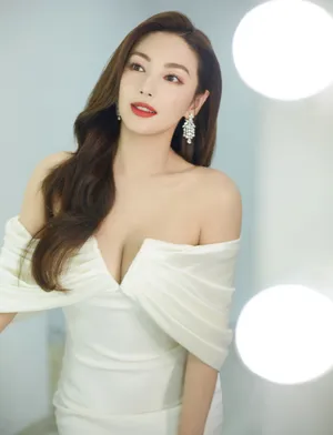 张雨绮深V抹胸裙裙性感写真图片
