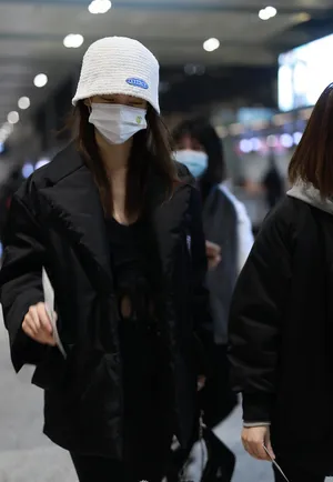 金晨短款抹胸笑眼温柔机场照图片_3