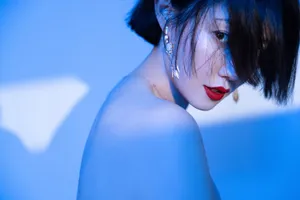 谭卓裸色连衣裙简约性感写真图片_2