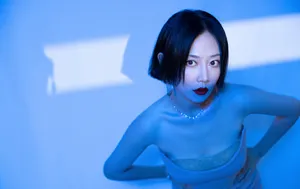 谭卓裸色连衣裙简约性感写真图片_5