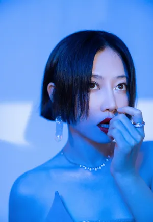 谭卓裸色连衣裙简约性感写真图片_6