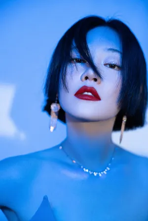 谭卓裸色连衣裙简约性感写真图片_7