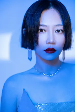 谭卓裸色连衣裙简约性感写真图片_8