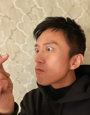 邓超黑色卫衣搞怪帅气自拍图片_1