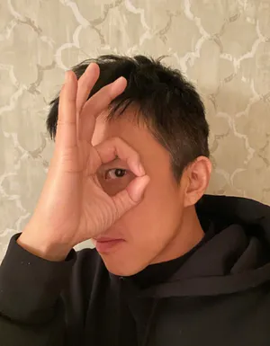 邓超黑色卫衣搞怪帅气自拍图片_1