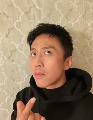 邓超黑色卫衣搞怪帅气自拍图片_2