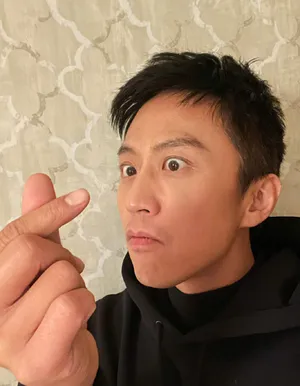 邓超黑色卫衣搞怪帅气自拍图片_3