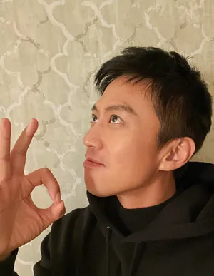 邓超黑色卫衣搞怪帅气自拍图片_4