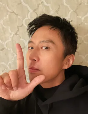 邓超黑色卫衣搞怪帅气自拍图片_6