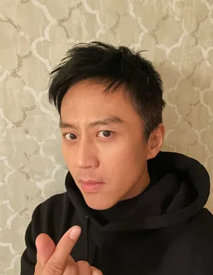 邓超黑色卫衣搞怪帅气自拍图片_7