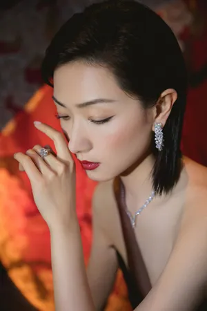 万茜高开叉礼服妩媚性感写真