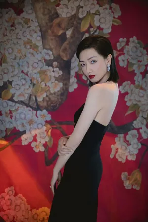 万茜高开叉礼服妩媚性感写真_2