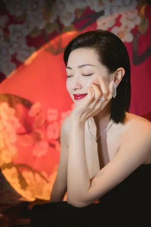 万茜高开叉礼服妩媚性感写真_3