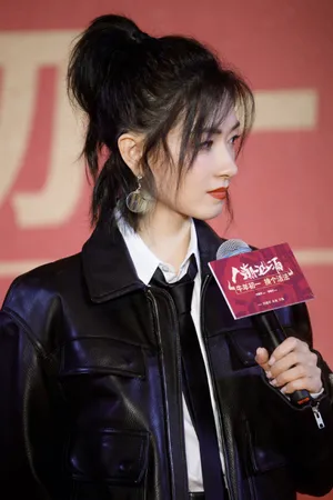万茜高开叉礼服妩媚性感写真_5